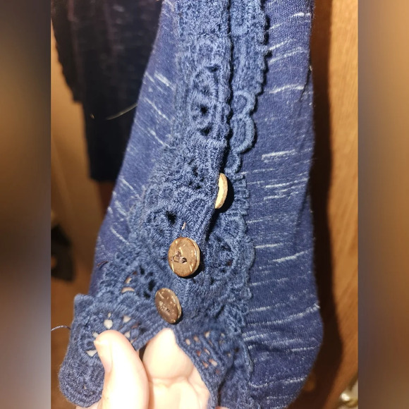 💓 3/$10 Lily Rose XS Blue Pretty Top With Crochet Sleeves - Picture 6 of 12